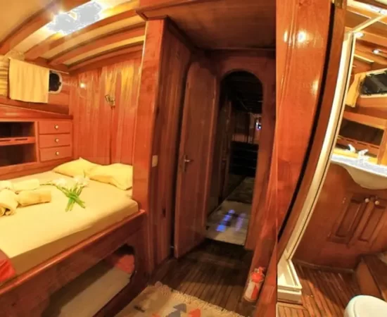 Kapetan Kosmas cabin sup3